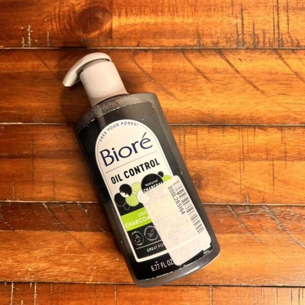 Bioré Charcoal Oily Skin Cleanser 200ml